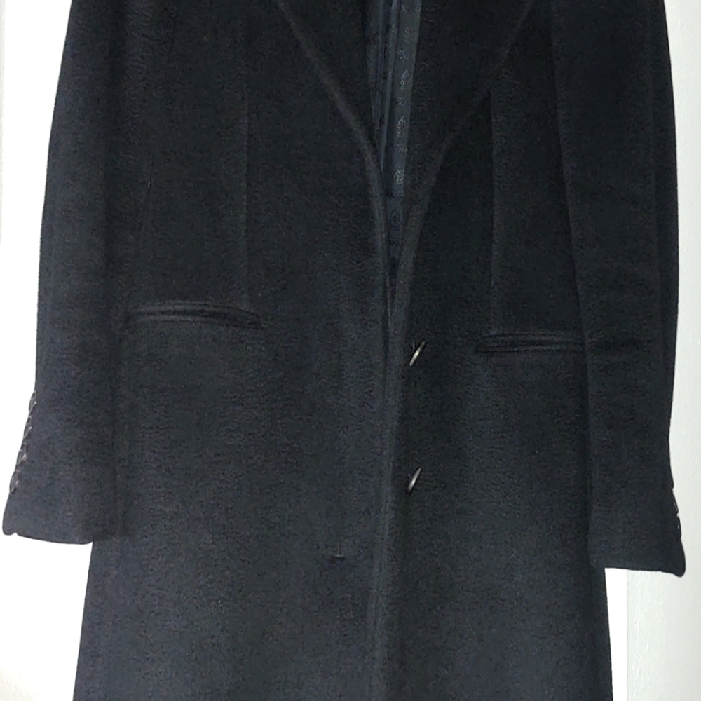 Beautiful Blk Gucci Mid length Coat Excellent condition, 2pkts, Size 38 (s)